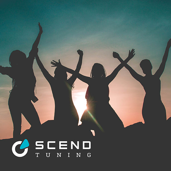 Fahrzeugtuning Konzept Metallic Pastell von SCEND Tuning Inspiration, glückliche junge Frauen mit Arme heben bei Sonnenuntergang 